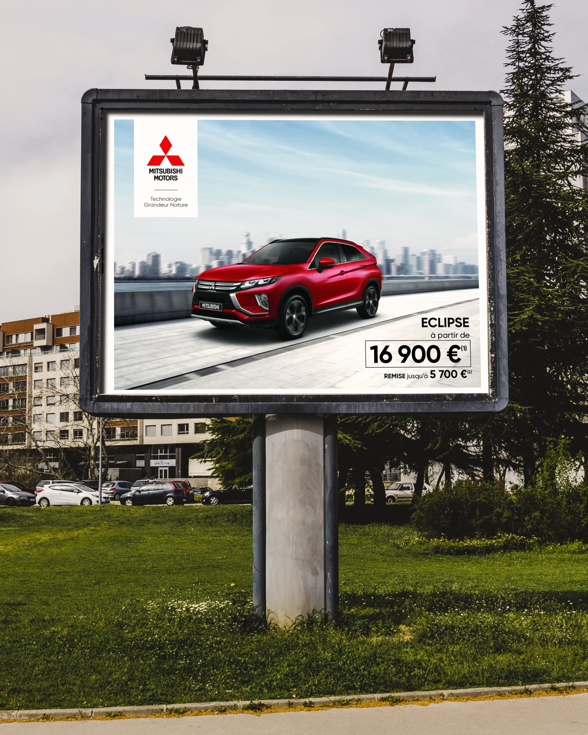 Rendu réaliste (mockup) d'une affiche publicitaire pour la voiture Mitsubishi Eclipse, intégrée dans un grand panneau d'affichage urbain rétroéclairé.