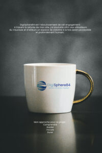 Maquette promotionnelle pour DigiSphere84 présentant une tasse blanche avec un logo bleu et une anse dorée sur un fond sombre. Le texte au-dessus explique l'engagement du projet, et le texte en dessous liste les valeurs : Comprendre, Guider, Inclure, Durer.