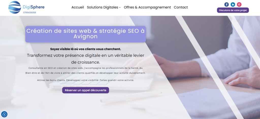 Consultante SEO et création de sites web éco-conçus à Avignon - DigiSphere. Image de fond montrant des mains travaillant sur un ordinateur portable.